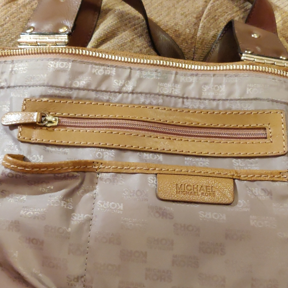 Machael Kors handbags. Good condition. Beige with dark brown and gold details. - Picture 4 of 6
